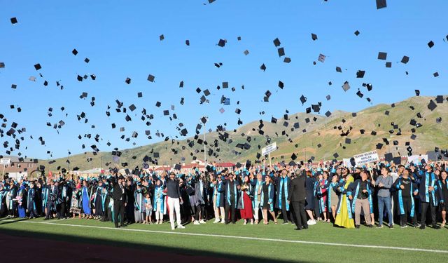 Bitlis Eren Üniversitesi’nde Binlerce Öğrenci Düzenlenen Törende Kep Attı