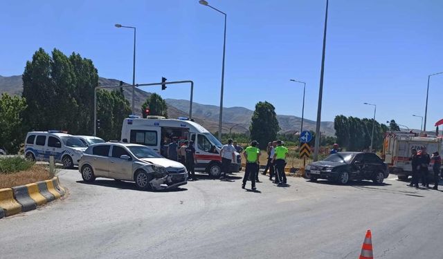Bitlis Karayolunda İki Otomobil Çarpıştı: 3 Yaralı