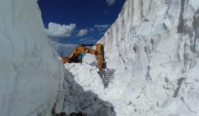 Kavurucu Sıcaklarda 8 Metrelik Kar Tünellerinde Sona Gelindi