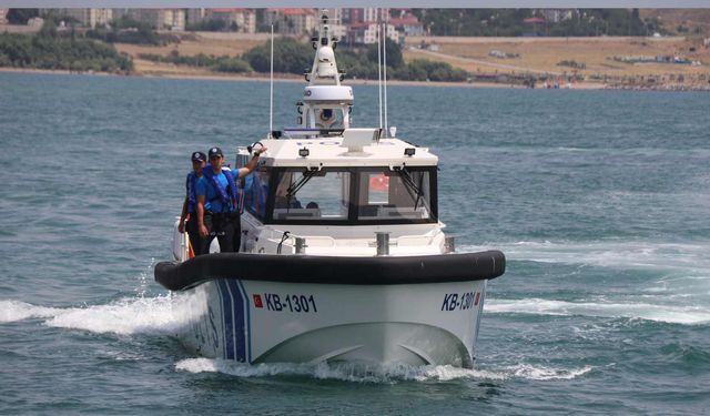 Tatvan'da Kaçak Avlanmayı Engelleyen Polis Botu 15 Vatandaşı Sağ Salim Kıyıya Çıkardı