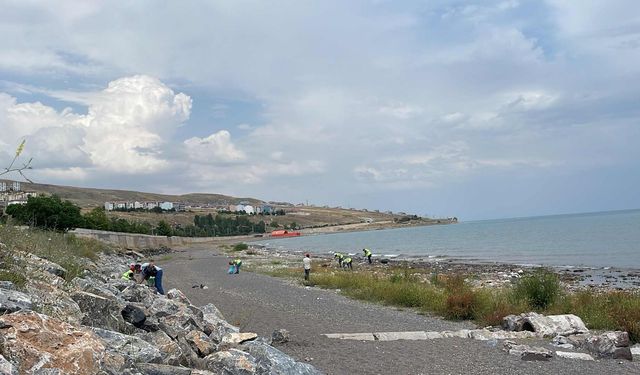 Ahlat'ta 'Temiz Çevre Temiz Toplum' Sloganı ile Van Gölü Sahili Temizleniyor