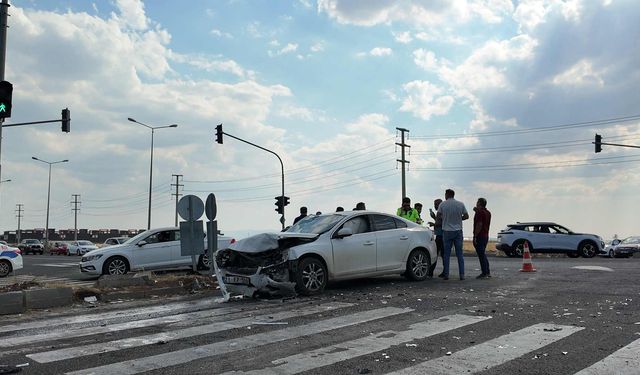 Diyarbakır'da 2 Otomobil Çarpıştı: 4 Yaralı