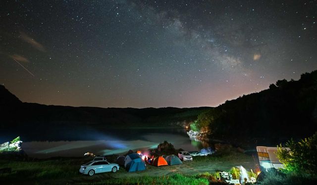 Nemrut Krater Gölü'nde Geceyi Aydınlatan Yıldızlar Görsel Şölen Oluşturuyor