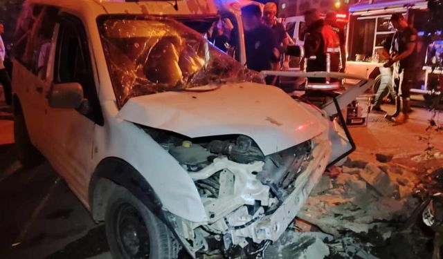 Van'da Takla Atan Otomobilde 2 Kişi Yaralandı
