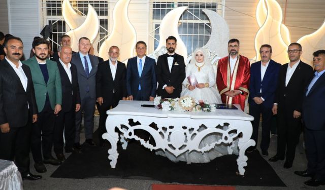 Bitlis Valisi Karaömeroğlu, Mutki Belediye Başkanı’nın Oğlunun Nikah Törenine Katıldı