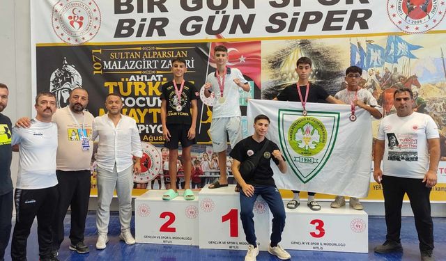 Bitlis'te Düzenlenen Muaythai Şampiyonasında Özlem Yanak Birinci Oldu