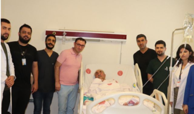 Bitlis’te 93 yaşındaki Osman Kaçar, ERCP operasyonla sağlığına kavuştu