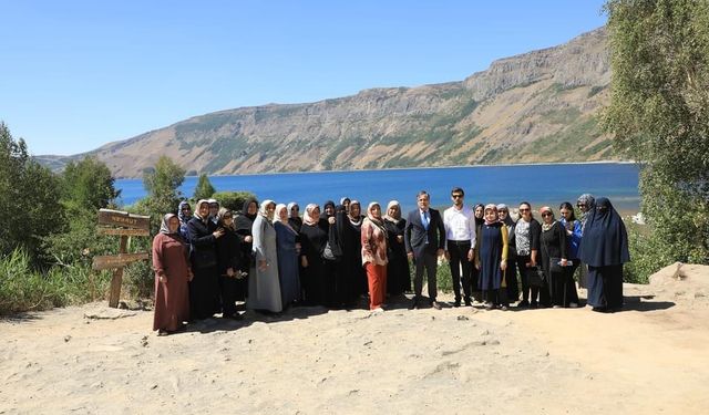 Valiliğin başlattığın ‘’İlimizi Tanıyalım Anneler Projesi'’ kapsamında anneler tarihi mekanları gezdi