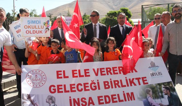 Bitlis'te Minik Öğrencilerden Okula Uyum Haftasında Renkli Kortej Yürüyüşü