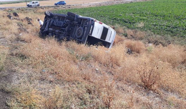 Bitlis'te öğretmenleri taşıyan servis şarampole devrildi: 10 yaralı