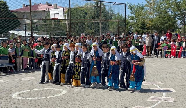 Adilcevaz'da İlköğretim Haftası Gösterileri Büyük Beğeni Topladı