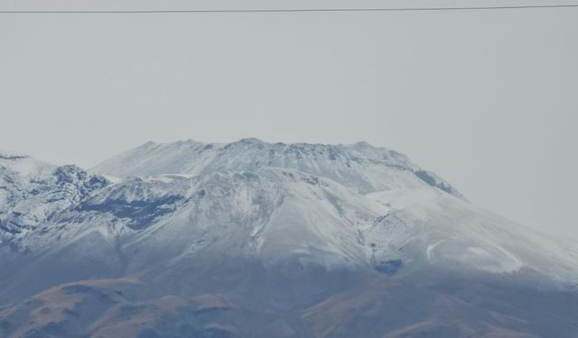 Süphan Dağı'na Mevsimin İlk Karı Düştü