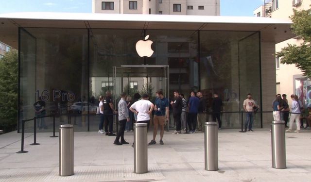 iPhone 16 Satışa Çıktı!  Almak İçin Gece Boyu Uzun Kuyruklarda Beklediler