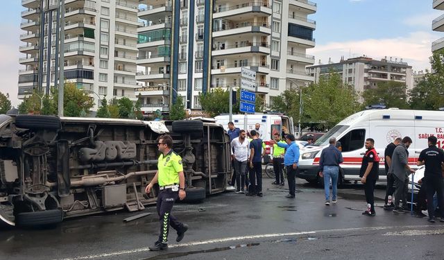 Kavşakta Feci Çarpışma: 1'i Bebek 10 Yaralı