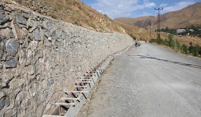 Bitlis Belediyesi Yağış Öncesi Su Baskınlarına Karşı Kanalları Yeniliyor