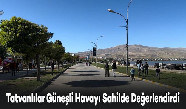 Tatvanlılar Güneşli Havayı Sahilde Değerlendirdi