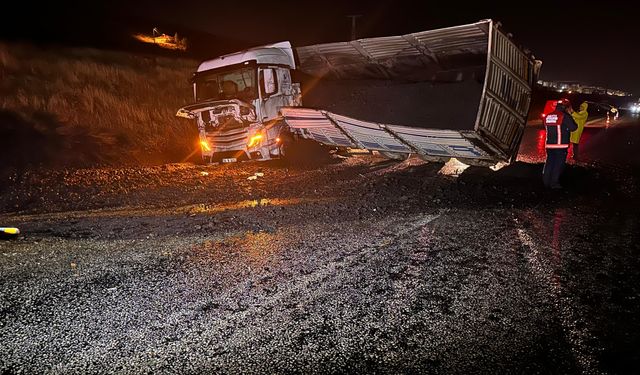 Maden Yüklü Tır Devrildi: Sürücü Yaralandı