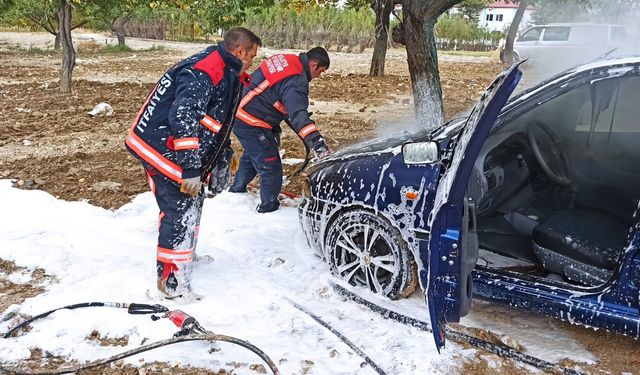 Aracın motor kısmında çıkan yangın paniğe neden oldu