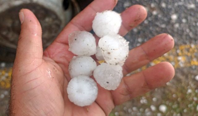 Bitlis'in Bölge İlinde Ceviz Büyüklüğünde Dolu Yağışı