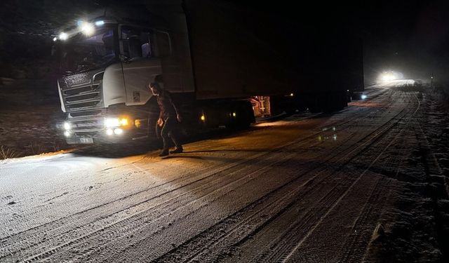 Kar ve Buzlanma Nedeniyle Tırlar Yolda Kaldı