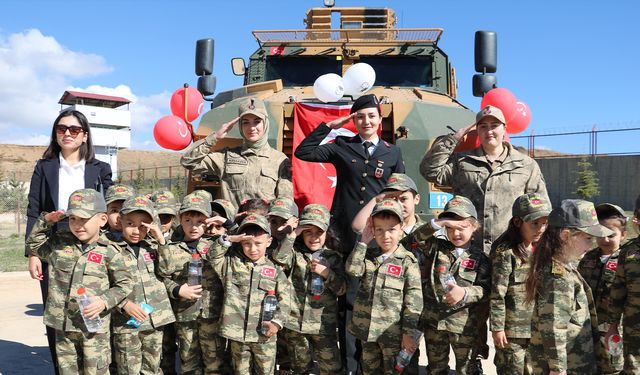 Bitlis’te Jandarma Özel Harekat Birliği’ne Öğrenci Ziyareti