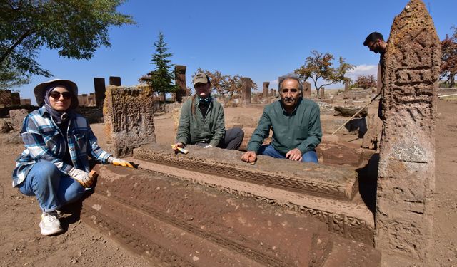 Ahlat Selçuklu Mezarlığı’nda 6 Sanduka Gün Yüzüne Çıkarıldı