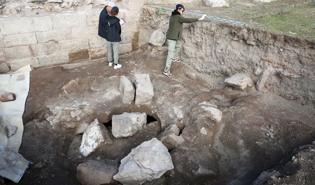 Eski Ahlat Kalesi'ndeki Kazılarda Su Sarnıcı Gün Yüzüne Çıktı