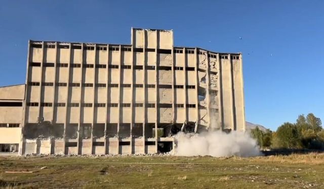 Bitlis'te 30 Yıldan Fazladır Faaliyete Girmeyen Ruhsatsız  Un Fabrikası Yıktırıldı