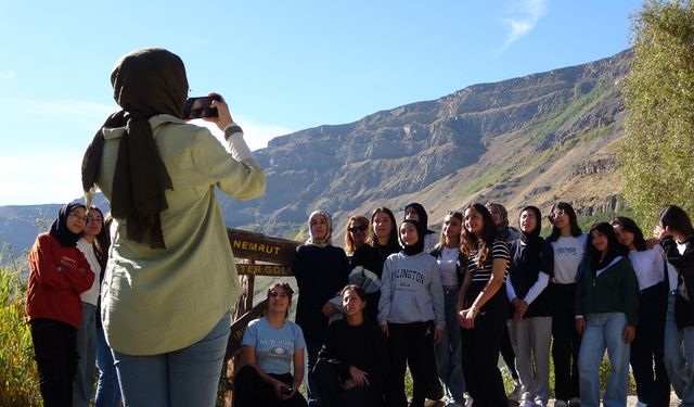 Doğa Severlerin Gözdesi Nemrut Krater Gölü’ne Ziyaretçi Akını