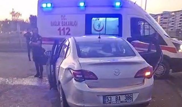 Otomobillerin çarpıştığı kazada 1'i ağır 2 kişi yaralandı