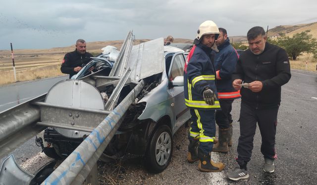 Sürücü Ok Gibi Bariyere Saplanan Otomobilden Sağ Kurtuldu