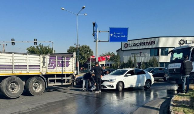 Kontrolden çıkan otomobil tıra arkadan çarptı: Bir yaralı