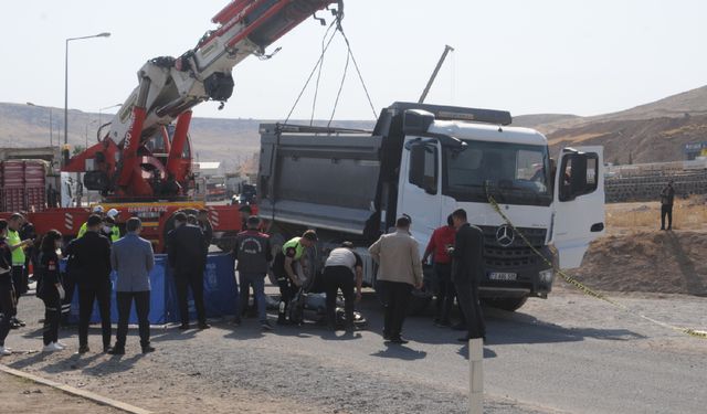 Kamyon ile Motosiklet Çarpıştı: 1 Kişi Hayatını Kaybetti