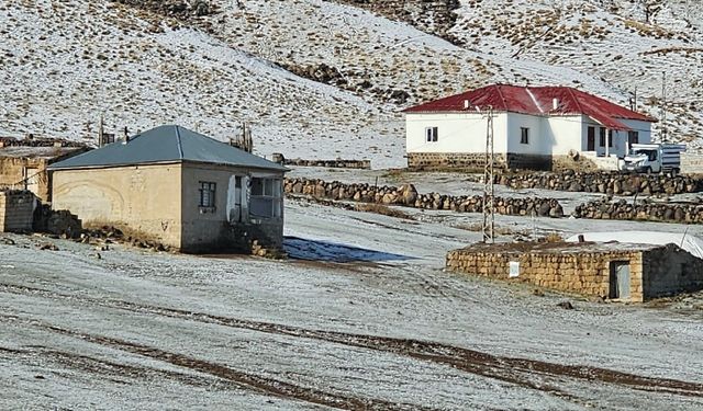 Bitlis'te Bulunan Türkiye'nin En Yüksek Rakımlı Köyü Beyaza Büründü