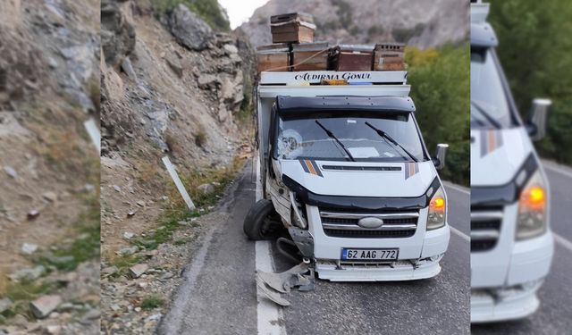 Dağdan Kopan Kayanın Araca Çarpmasıyla 10 Arılı Kovan Zayi Oldu