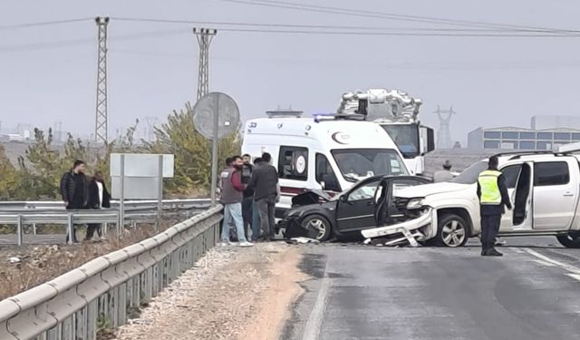 Pikap ile otomobil kafa kafaya çarpıştı: Yaralılar var