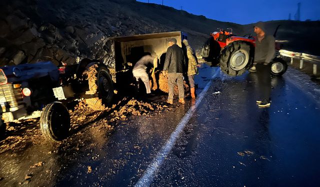 Hayvan Gübresi Yüklü Traktör Devrildi, Trafik Kapatıldı