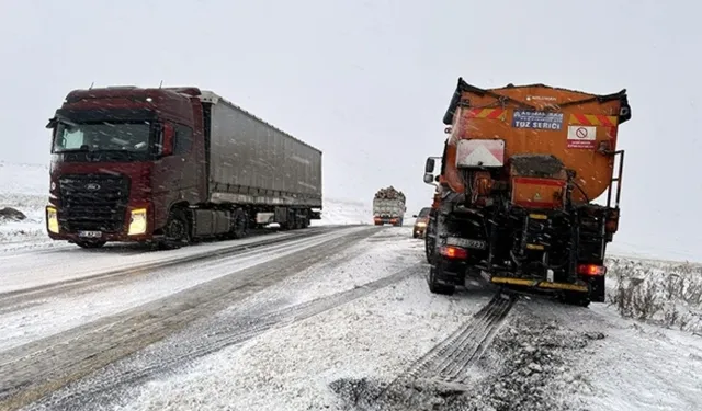 Ardahan’da Kar ve Buzlanma Nedeniyle Araçlar Yolda Kaldı