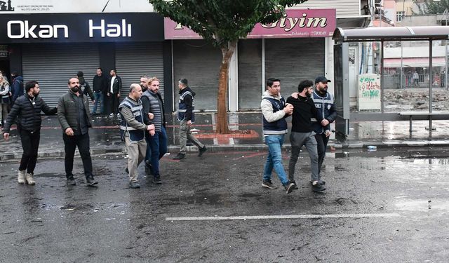 Batman Belediyesi Önünde Polise Mukavemet: 9 Gözaltı