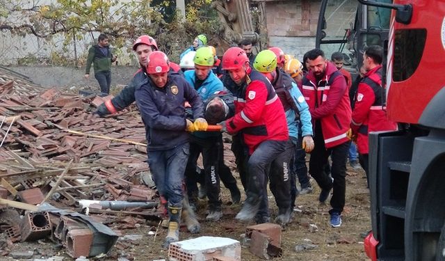 Çöken Binanın Enkazında Kalan Kepçe Operatörü Kurtarıldı