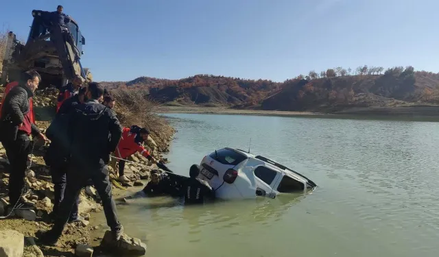 Araç Sulama Göletine Düştü, İtfaiye Ekipleri Seferber Oldu