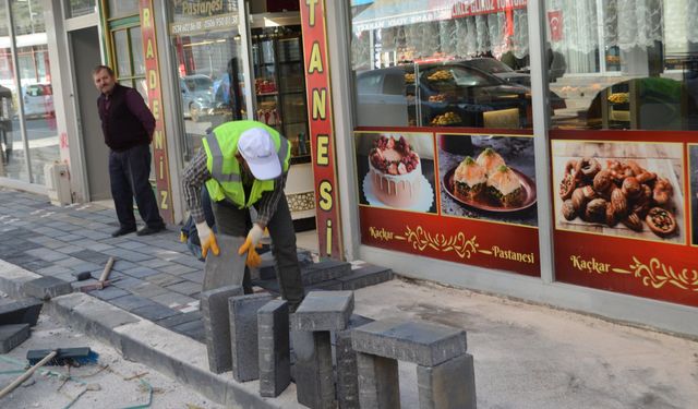 Adilcevaz'da Kaldırımlar Yenileniyor