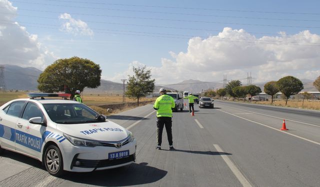 Trafik denetimlerinde 527 bin 484 araç ve sürücüye işlem yapıldı