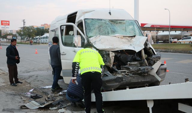 İşçi Servisi ile Tır Çarpıştı: 12 Yaralı