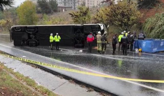 Şehirlerarası Yolcu Otobüsü Devrildi: 2 Ölü, 15 Yaralı