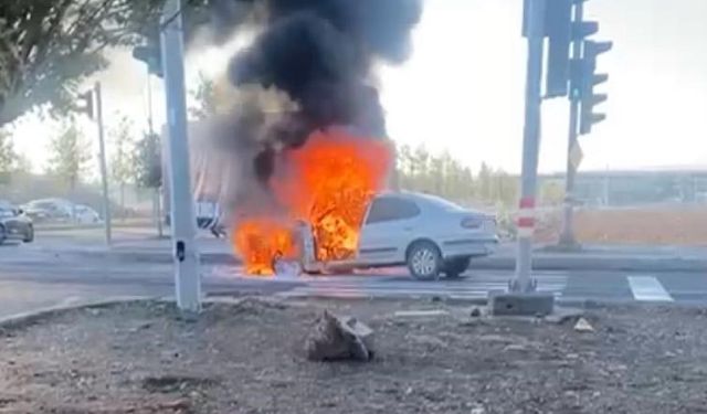 Diyarbakır'da Seyir Halindeki Otomobil Yandı