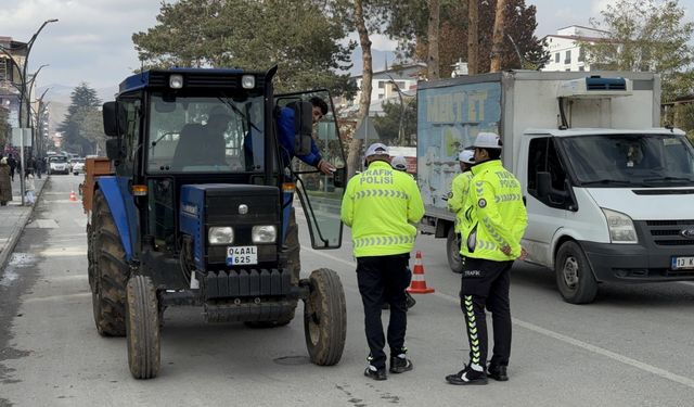 Tatvan’da Trafik Güvenliği İçin Kış Lastiği Denetimi Gerçekleştirildi