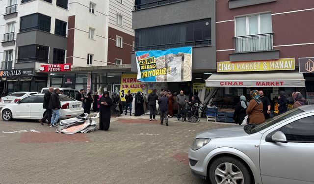 Bitlis’te Halı Mağazasının Seri Sonu İndiriminde İzdiham Yaşandı