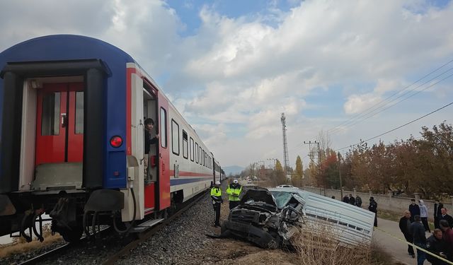 Tatvan-Elazığ Seferi Yapan Tren Kamyonetle Çarpıştı: 1 Ölü, 1 Ağır yaralı