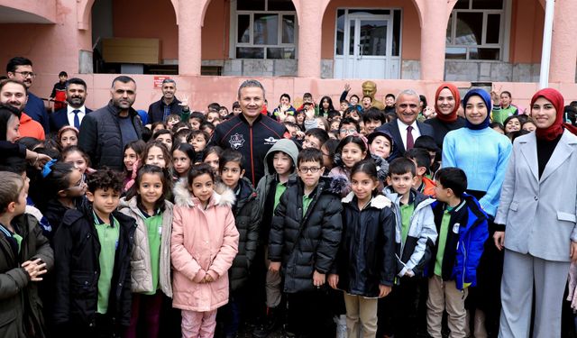 İlk Türk Astronot Alper Gezeravcı Bitlis'te Gençlerle Bir Araya Geldi